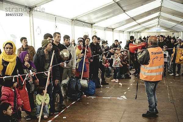 Warteschlange  Weiterreise nach Deutschland  Flüchtlingsunterkunft  Erstaufnahmeeinrichtung an der Grenze zu Österreich  Wegscheid  Bayern  Deutschland  Europa