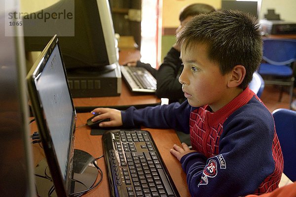 Junge an einem Computer im Informatik-Unterricht  Sozialprojekt  Bogota  Kolumbien  Südamerika