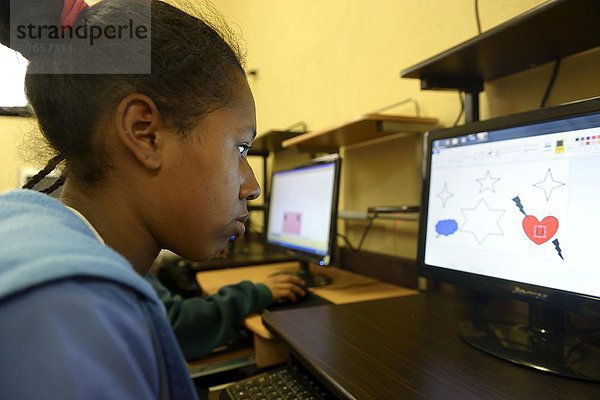 Mädchen an einem Computer im Informatik-Unterricht  Sozialprojekt  Bogota  Kolumbien  Südamerika