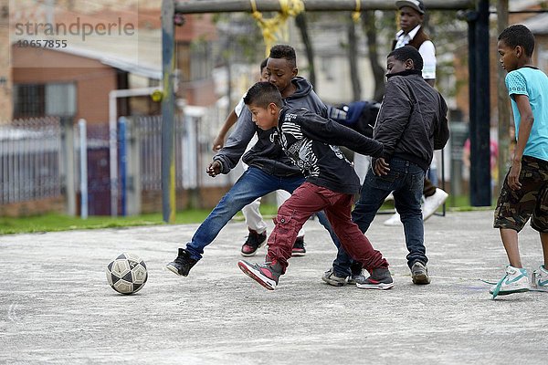 Kinder und Jugendliche spielen Fußball  Villa Javier  Bogota  Kolumbien  Südamerika