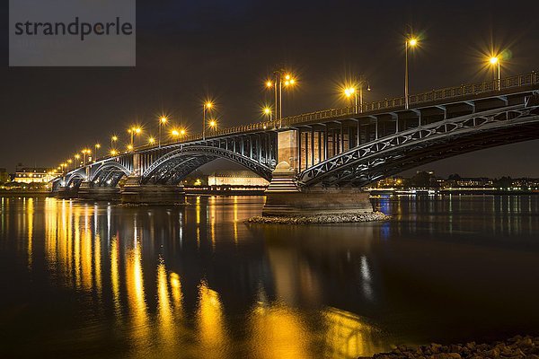 Theodor-Heuss-Brücke über dem Rhein bei Nacht  Mainz  Rheinland-Pfalz  Deutschland  Europa