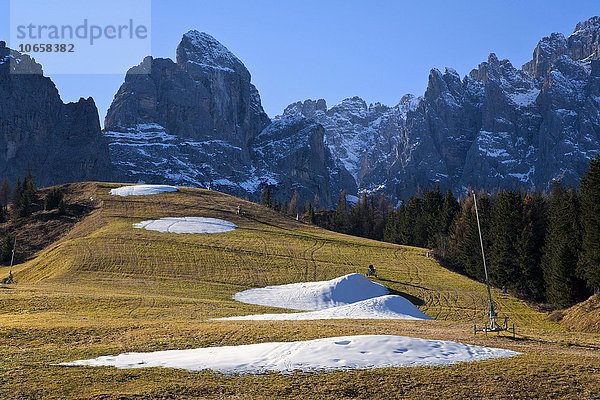 Beschneiungsanlage im Herbst  braune Wiese mit Schneehaufen  hinten Berge  Kreuzbergpass  Sextner Dolomiten  Südtirol  Italien  Europa