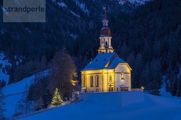 Beleuchtete Bergkirche am Abend mit Schnee  Obernberger Kirche  Obernbergtal  Tirol  Österreich  Europa