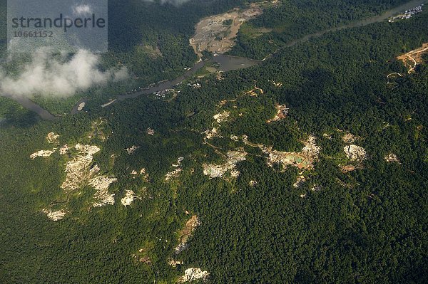 Illegale Goldminen mitten im Regenwald  Departamento Chocó  Kolumbien  Südamerika