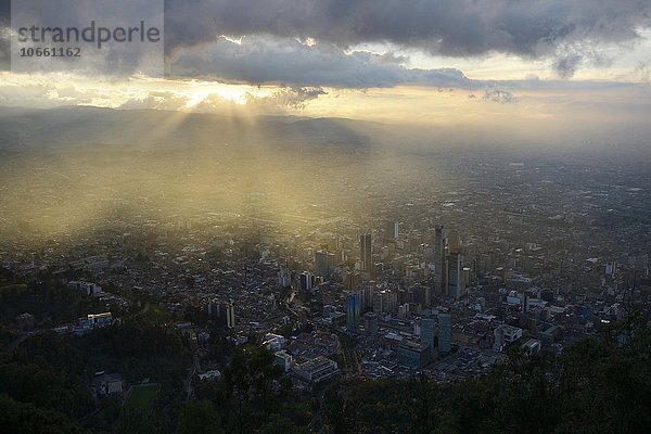 Abendrot über Zentrum  Central Business District  und Altstadt  Ausblick vom Berg Cerro Monserrate  Bogotá  Kolumbien  Südamerika