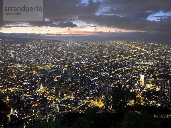 Stadtzentrum bei Dämmerung  Ausblick vom Berg Cerro Monserrate  Bogotá  Kolumbien  Südamerika