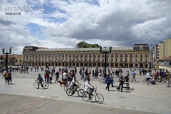 Radfahrer und Passanten vor dem Palacio Liévano  Bürgermeisteramt und Stadtverwaltung  Plaza Bolivar  Bogota  Kolumbien  Südamerika