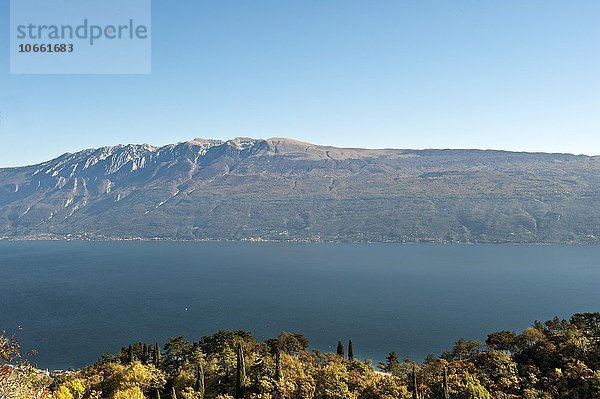 Ausblick auf das Ostufer von Gargnano  Gardasee  Provinz Brescia  Lombardei  Italien  Europa