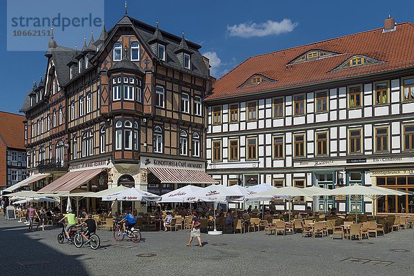 Fachwerkhäuser und Cafés  Marktplatz  Wernigerode  Harz  Sachsen-Anhalt  Deutschland  Europa