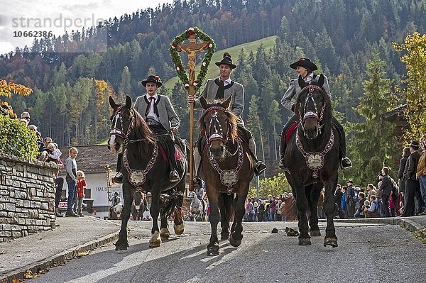 Leonhardiritt  drei Reiter mit geschmückten Pferden und Kreuz  Thiersee  Kufstein  Tirol  Österreich  Europa