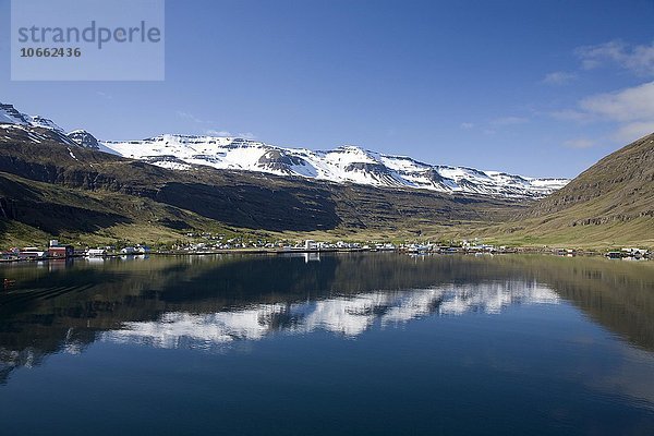 Blick auf Seydisfjördur  Island  Europa