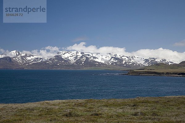 Schneebedeckte Berge an einer Bucht im Norden der Halbinsel Tröllaskagi  Island  Europa