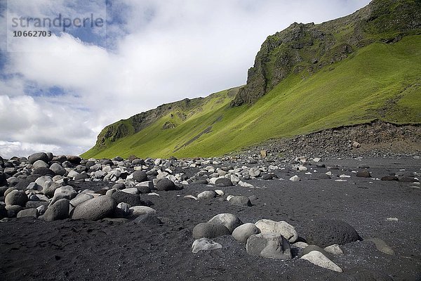 Lavastrand mit Sand und Steinen  Kap Dyrholaey  Suðurland  Island  Europa