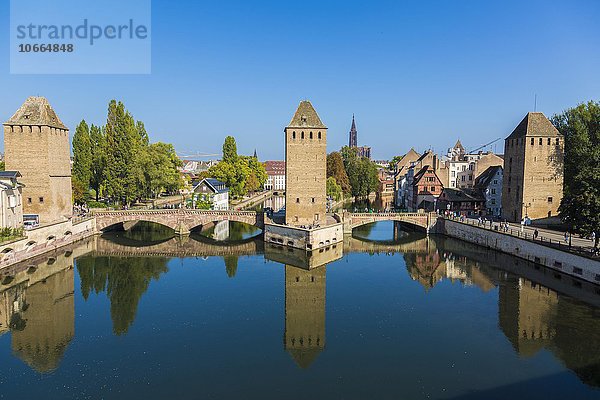 Die Ill mit den drei Türmen der Gedeckten Brücken  Ponts Couverts  UNESCO Weltkulturerbe  Straßburg  Département Bas-Rhin  Elsass  Frankreich  Europa