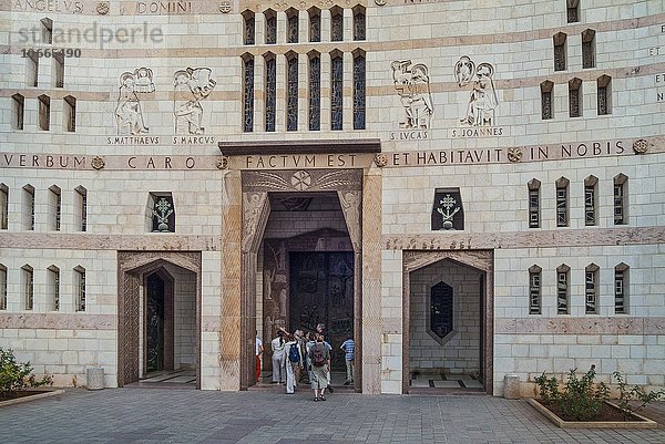 Eingangsportal  katholische Verkündigungsbasilika  Nazareth  Israel  Asien