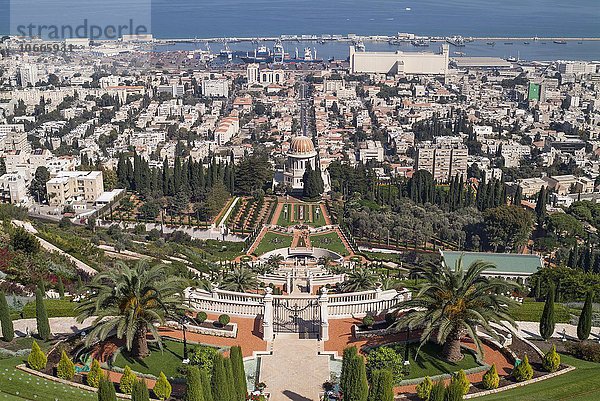 Die Gärten der Bahai am Berg Karmel und Schrein des Bab  Grabmal mit Kuppel  UNESCO Weltkulturerbe  Bucht  Haifa  Israel  Asien