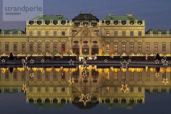 Weihnachtliche Beleuchtung mit Weihnachtsmarkt vor Schloss Belvedere  Spiegelung im See  Wien  Österreich  Europa