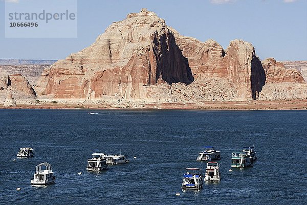 Rote Navajo-Sandsteinfelsen  Castle Rock  vorne Hausboote in der Wahweap Bay  Lake Powell  Page  Arizona  USA  Nordamerika