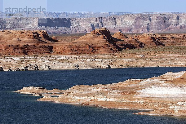 Rote Navajo-Sandsteinfelsen ragen aus dem tiefblauen am Lake Powell  Page  Arizona  USA  Nordamerika