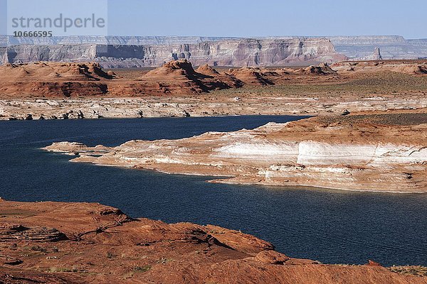 Landschaft mit roten Navajo-Sandsteinfelsen am Lake Powell  Page  Arizona  USA  Nordamerika