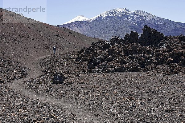 Wanderin in Vulkanlandschaft  hinten der schneebedeckte Pico del Teide und Pico Viejo  Teide-Nationalpark  UNESCO Weltnaturerbe  Teneriffa  Kanarische Inseln  Spanien  Europa