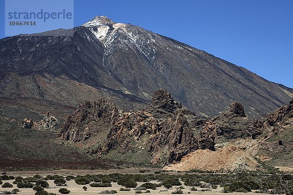Roques de Garcia und den schneebedeckten Pico del Teide  Las Canadas  Teide-Nationalpark  UNESCO Weltnaturerbe  Teneriffa  Spanien  Europa