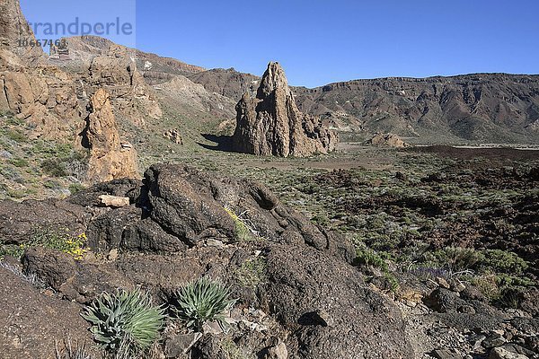 Die Roques de Garcia  Vulkanlandschaft  hinten der Felsen La Catedral und die Hochebene Llano de Uruanca  Teide-Nationalpark  UNESCO Weltnaturerbe  Teneriffa  Spanien  Europa