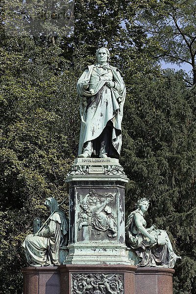 Peter von Cornelius  Bronzestandbild im Hofgarten  Düsseldorf  Nordrhein-Westfalen  Deutschland  Europa