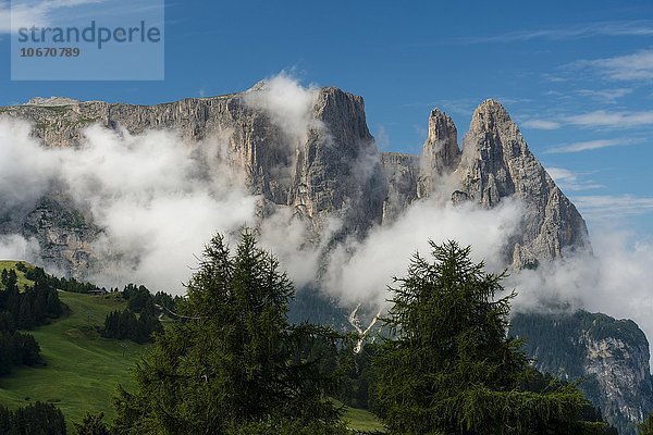 Schlern mit Euringerspitze und Santnerspitze mit Wolken  Seiser Alm  Naturpark Schlern-Rosengarten  Dolomiten  Südtirol  Italien  Europa