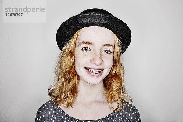 Mädchen mit Hut und Zahnspange  Portrait  Deutschland  Europa