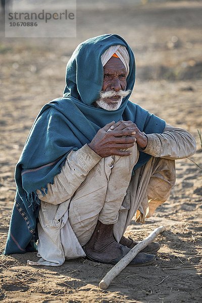 Portrait eines alten Mannes aus Rajasthan mit einem Turban  Pushkar  Rajasthan  Indien  Asien