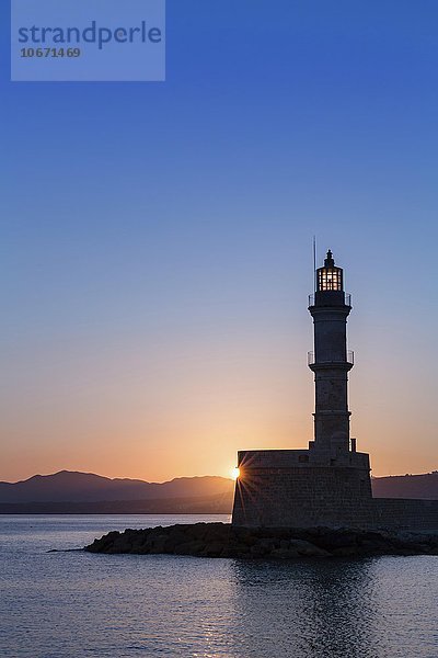 Chania Leuchtturm bei Sonnenaufgang  Hafen  Chania  Kreta  Griechenland  Europa