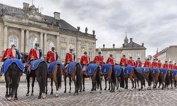 Soldaten vom Gardehusarregimentet vor dem königlichen Schloss Amalienborg  Amalienborg  Kopenhagen  Dänemark  Europa