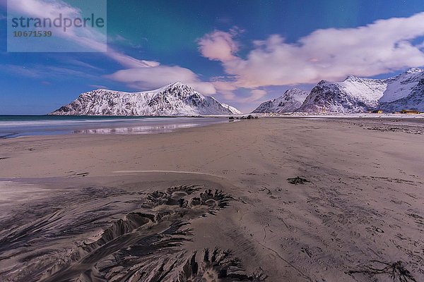 Polarlicht über Strand von Skagsanden  Muster im Strand  Lofoten  Norwegen  Europa