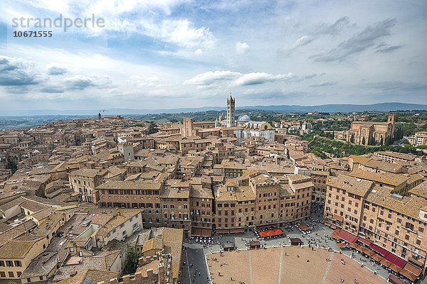 Ausblick über Altstadt mit dem Piazza del Campo und Dom von Siena  Siena  Toskana  Italien  Europa