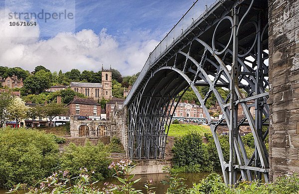 Iron Bridge von Abraham Darby über Severn Gorge  ersten gusseiserne Bogenbrücke  Ironbridge  Shropshire  England