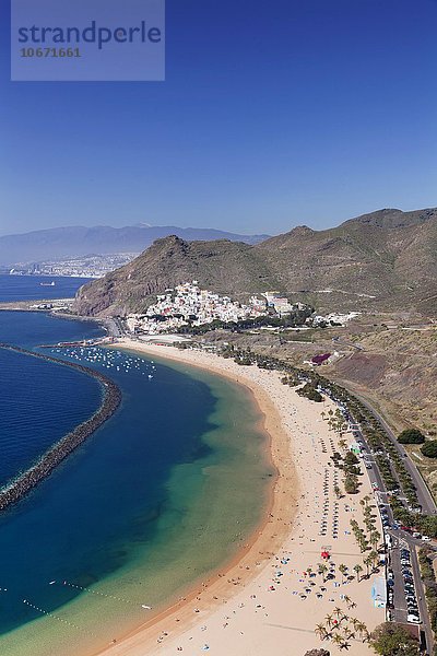 Strand Playa de las Teresitas  San Andres  hinten Santa Cruz  Teneriffa  Kanarische Inseln  Spanien  Europa