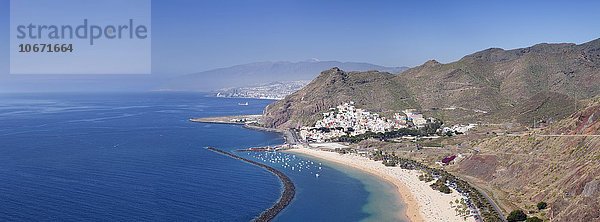 Strand Playa de las Teresitas  San Andres  Ausblick auf Santa Cruz und den Teide  Teneriffa  Kanarische Inseln  Spanien  Europa
