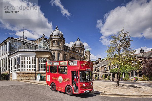 Bus für Stadtrundfahrten  Opernhaus  Buxton  Derbyshire  England  Großbritannien  Europa