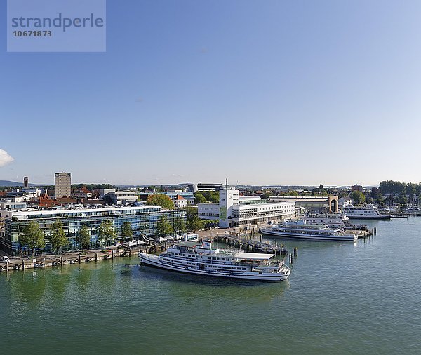 Medienhaus und Zeppelinmuseum am Hafen  Friedrichshafen  Bodensee  Ausblick vom Moleturm  Oberschwaben  Bodenseeregion  Baden-Württemberg  Deutschland  Europa