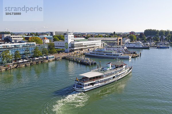 Medienhaus und Zeppelinmuseum am Hafen  Friedrichshafen  Bodensee  Ausblick vom Moleturm  Oberschwaben  Bodenseeregion  Baden-Württemberg  Deutschland  Europa