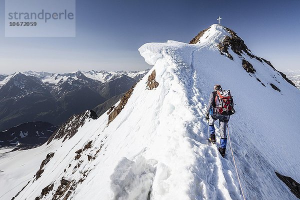 Bergsteiger beim Aufstieg auf die Wildspitze über den Nordostgrat im Venter Tal  Vent  Sölden  Ötztal  Alpen  Tirol  Österreich  Europa