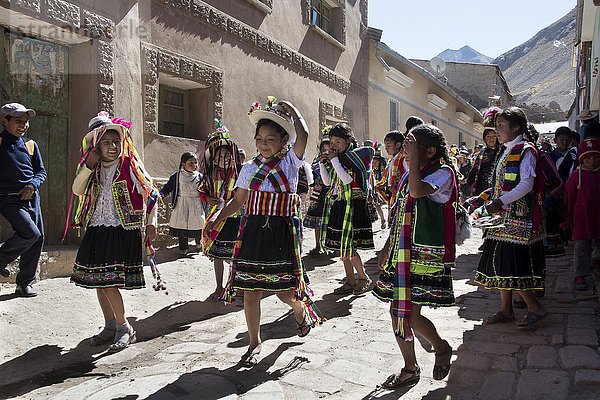 Traditionell gekleidete Kinder bei festlichem Umzug während einer Fiesta  Colquechaca  bei Potosi  Bolivien  Südamerika