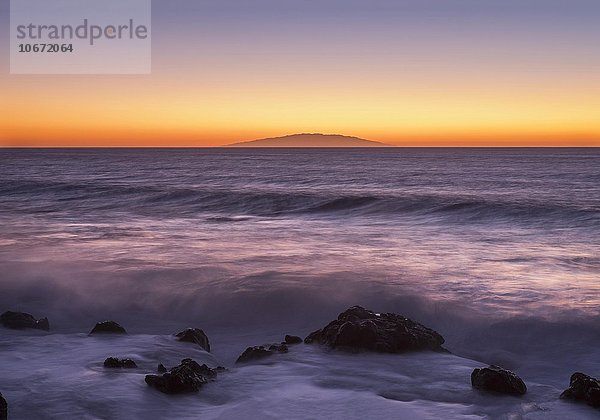 Meereswelle bei Sonnenuntergang  hinten die Insel El Hierro  Valle Gran Rey  La Gomera  Kanarische Inseln  Kanaren  Spanien  Europa