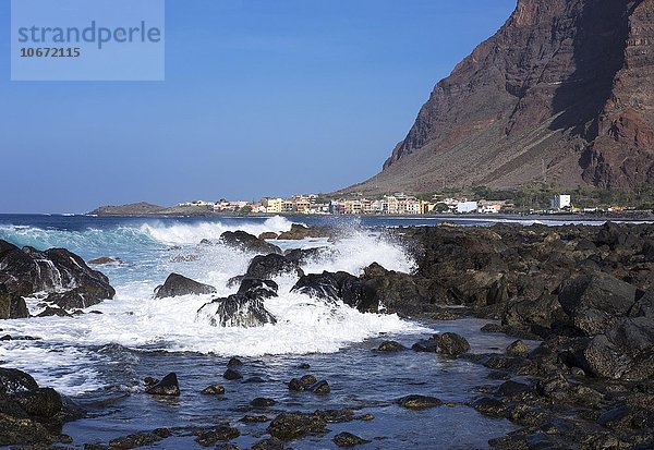 Küste mit Lavagestein  La Puntilla  hinten La Playa  Valle Gran Rey  La Gomera  Kanarische Inseln  Kanaren  Spanien  Europa