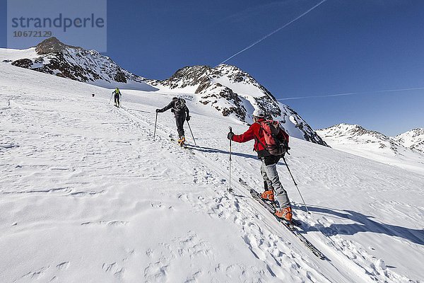 Skitourengeher beim Aufstieg auf die Finailspitze  Schnalstaler Gletscher  hinten die Finailköpfe  Schnalstal  Südtirol  Alpen  Trentino-Südtirol  Italien  Europa