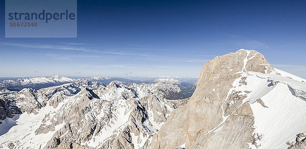 Auf der Punta Rocca bei der Marmolata  hinten die Marmolata  Fassatal  Dolomiten  Trentino  Trentino-Südtirol  Alpen  Italien  Europa