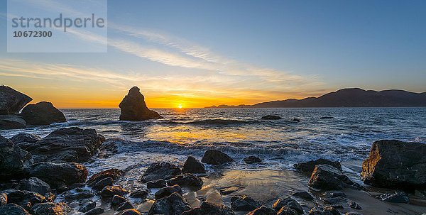 Sonnenuntergang am Marshall Strand  Marshall's Beach  Felsenküste  San Francisco  USA  Nordamerika