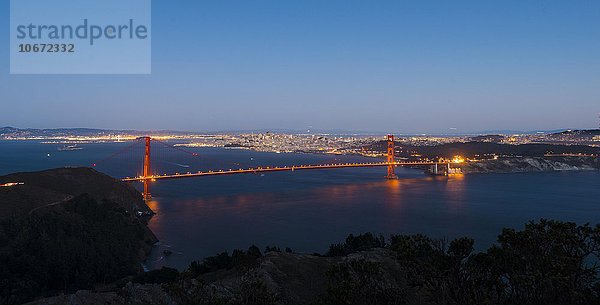 Vereinigte Staaten von Amerika USA Nordamerika Abenddämmerung Golden Gate Bridge San Francisco