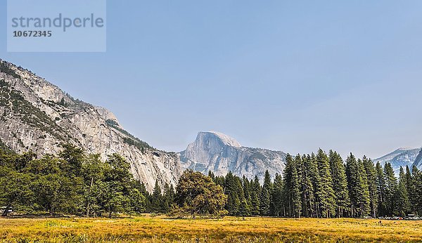 Yosemite Valley im Herbst  hinten Half Dome  Yosemite-Nationalpark  UNESO Weltnaturerbe  Kalifornien  USA  Nordamerika